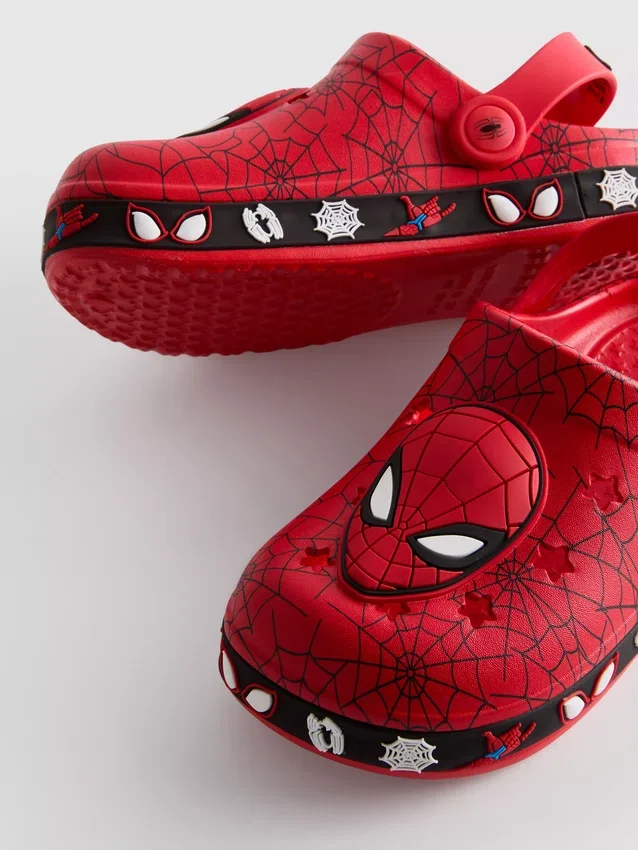 Marvel Spider-Man -valoa heijastavat puukengät
