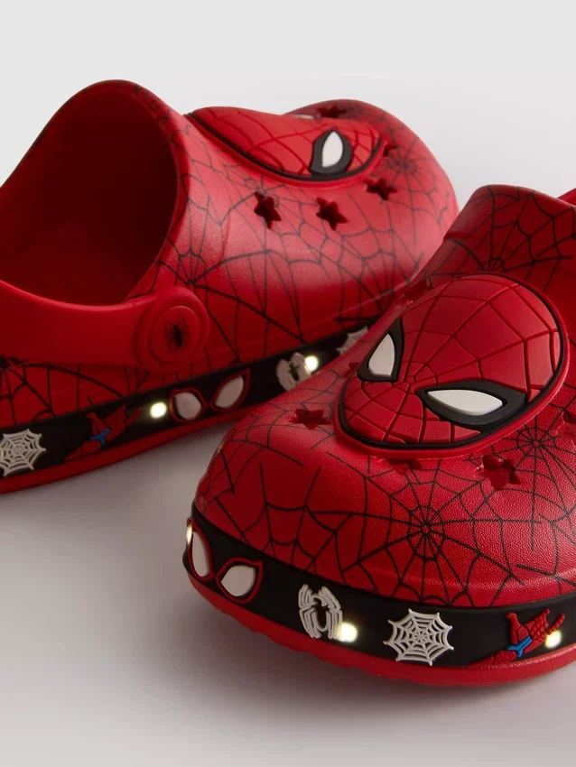 Marvel Spider-Man -valoa heijastavat puukengät
