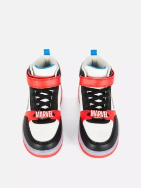 Marvelin valaisevat korkeavartiset tennarit