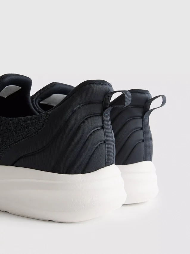 Matalan vartalon slip-on-tennarit
