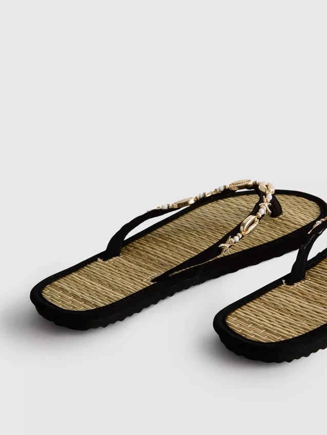 Meriruohotehosteiset sandaalit