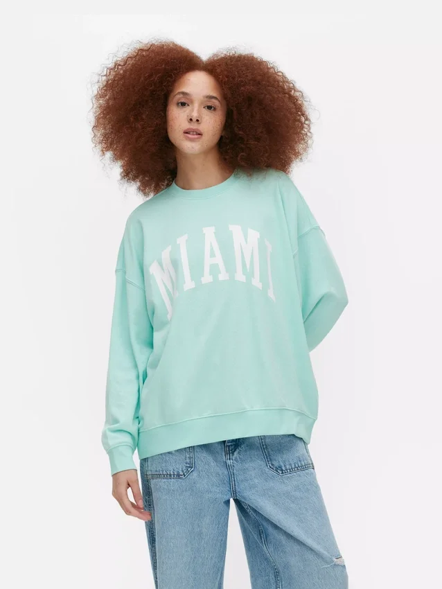 Miami-kirjaimin koristeltu oversized-huppari