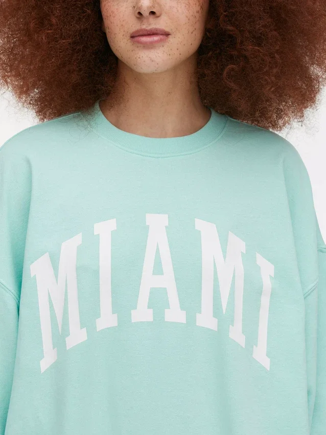 Miami-kirjaimin koristeltu oversized-huppari