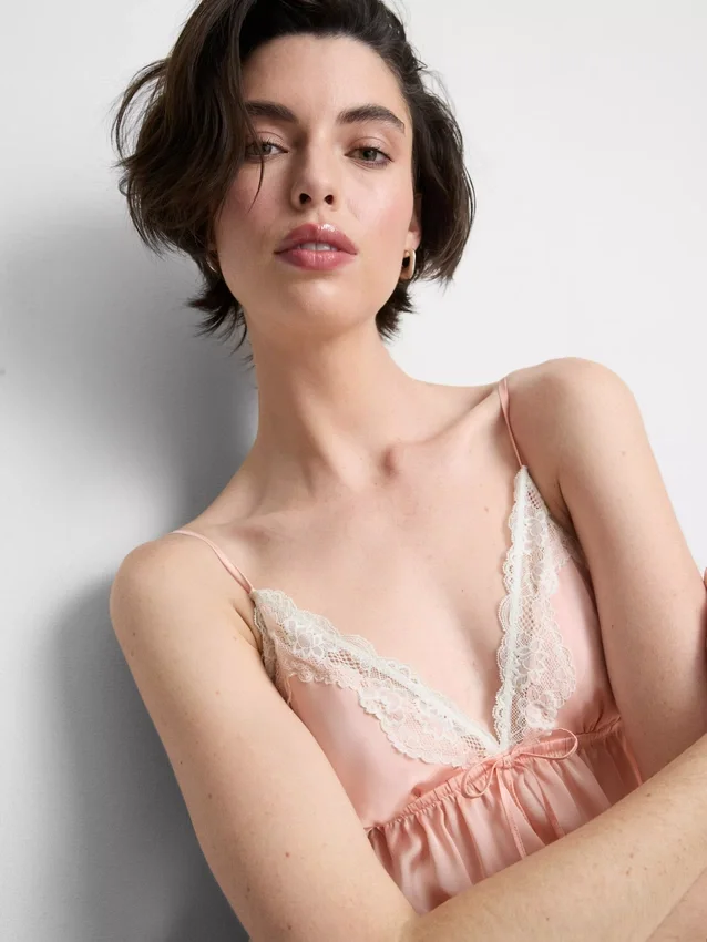Morsiamen satiininen pitsinen babydoll-bralette