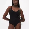 Muotoilevat alusvaatteet bodysuit