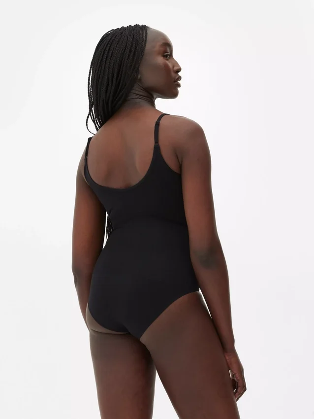 Muotoilevat alusvaatteet bodysuit