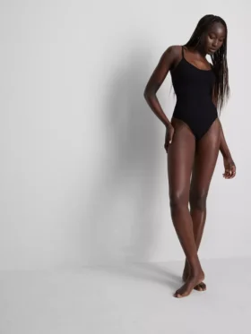 Muotoilevat alusvaatteet string-bodysuitina