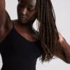 Muotoilevat alusvaatteet string-bodysuitina