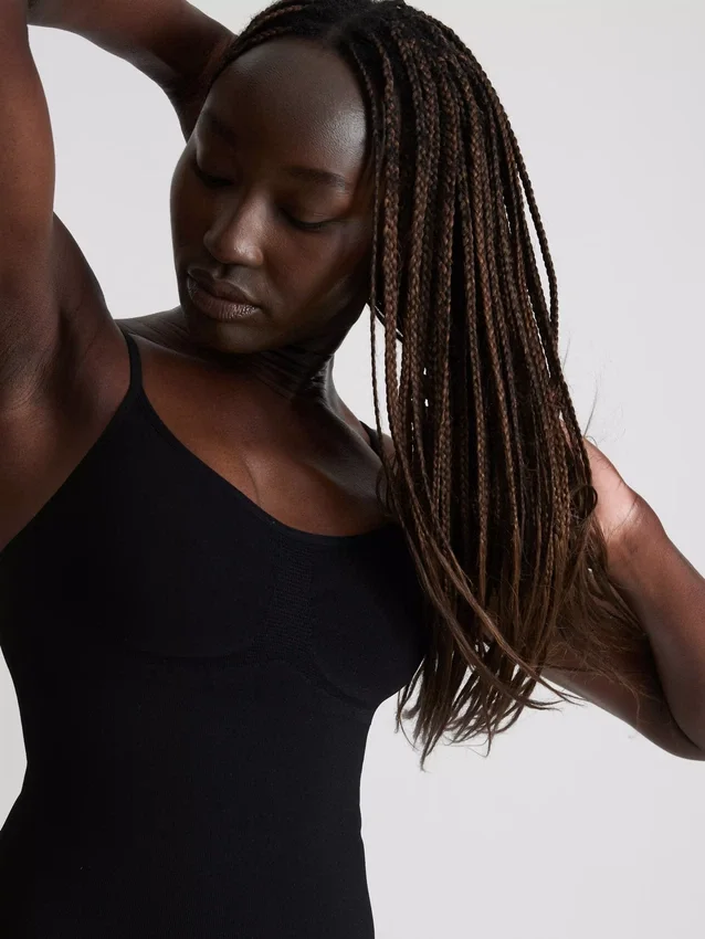 Muotoilevat alusvaatteet string-bodysuitina