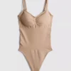 Muotoilevat alusvaatteet string-bodysuitina