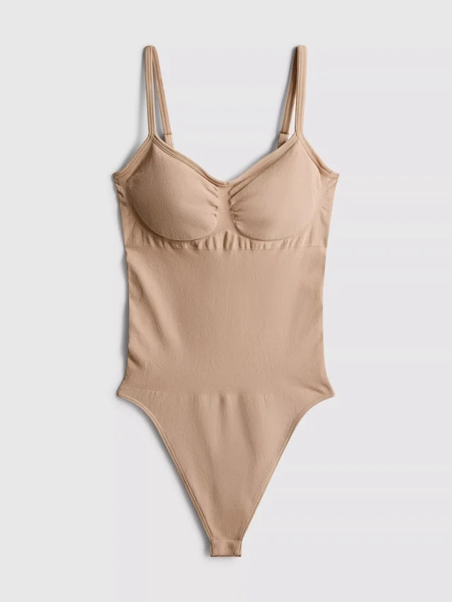 Muotoilevat alusvaatteet string-bodysuitina