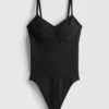 Muotoilevat alusvaatteet string-bodysuitina