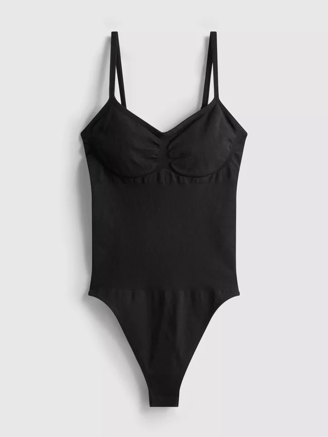 Muotoilevat alusvaatteet string-bodysuitina