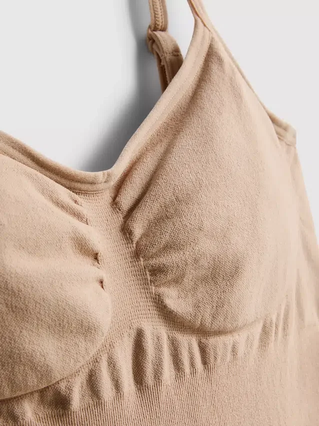 Muotoilevat alusvaatteet string-bodysuitina