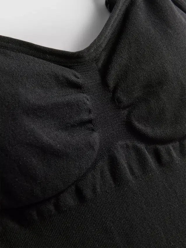 Muotoilevat alusvaatteet string-bodysuitina
