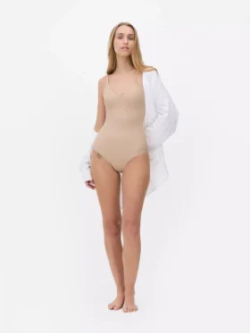 Muotoiltu muotoilevat alusvaatteet -bodysuit