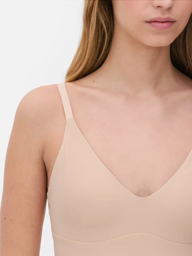 Muotoiltu muotoilevat alusvaatteet -bodysuit