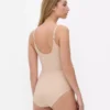 Muotoiltu muotoilevat alusvaatteet -bodysuit