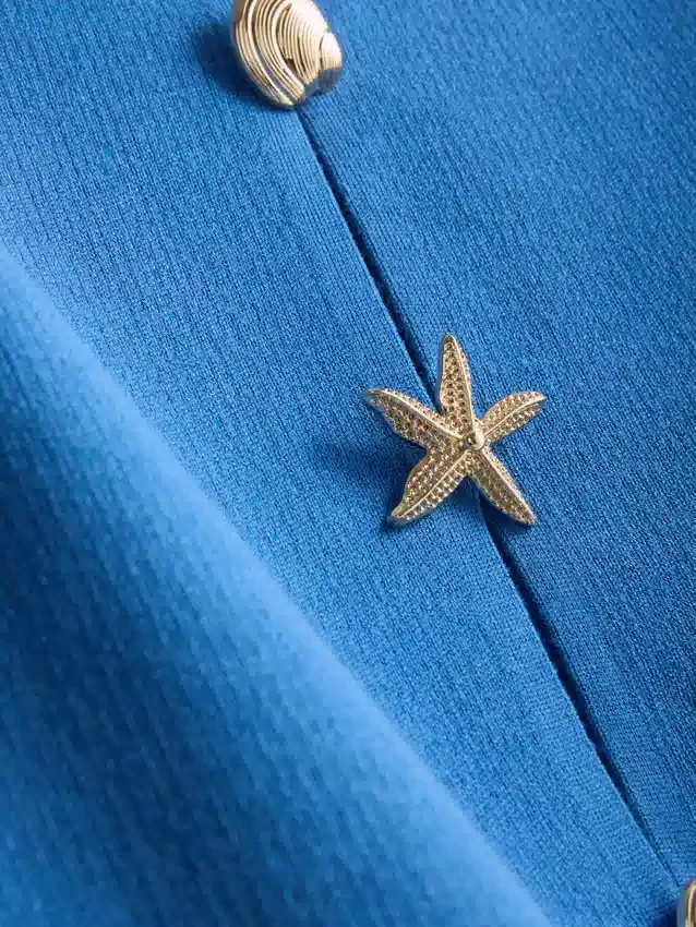 Muotoiltu napitettava liivi