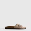 Nastoitettu yksihihnainen sandaali