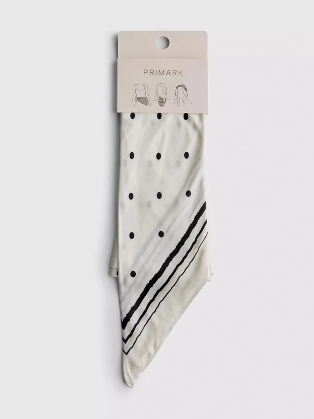 Neliönmuotoinen pilkullinen huivi