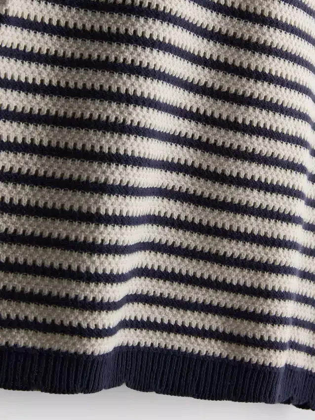 Neulottu raidallinen halter-mekko