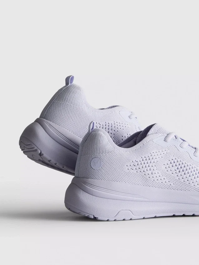 Neulotut nauhalliset tennarit