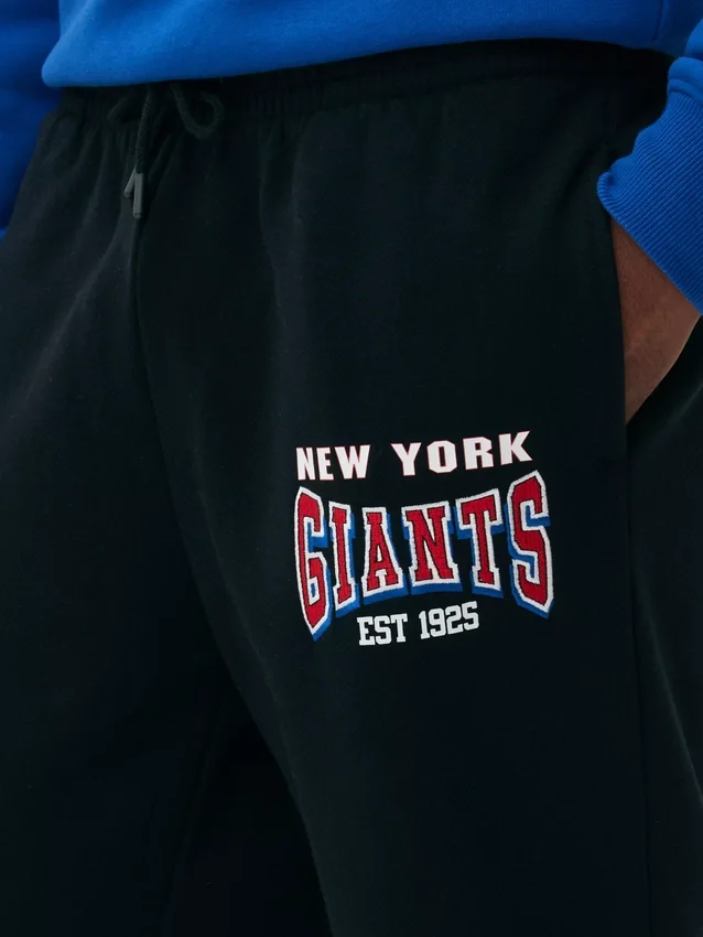 NFL New York Giants -collegehousut, joissa on käänteiset lahkeensuut