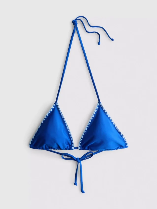 Ompeleilla koristeltu kolmiomainen bikiniliivi