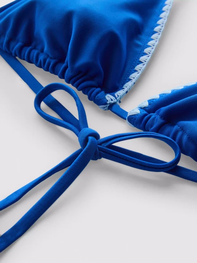 Ompeleilla koristeltu kolmiomainen bikiniliivi