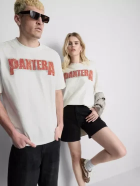 Pantera-grafiikalla varustettu T-paita
