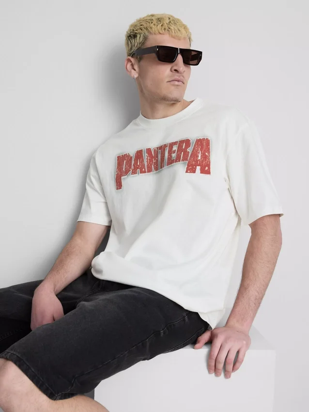 Pantera-grafiikalla varustettu T-paita