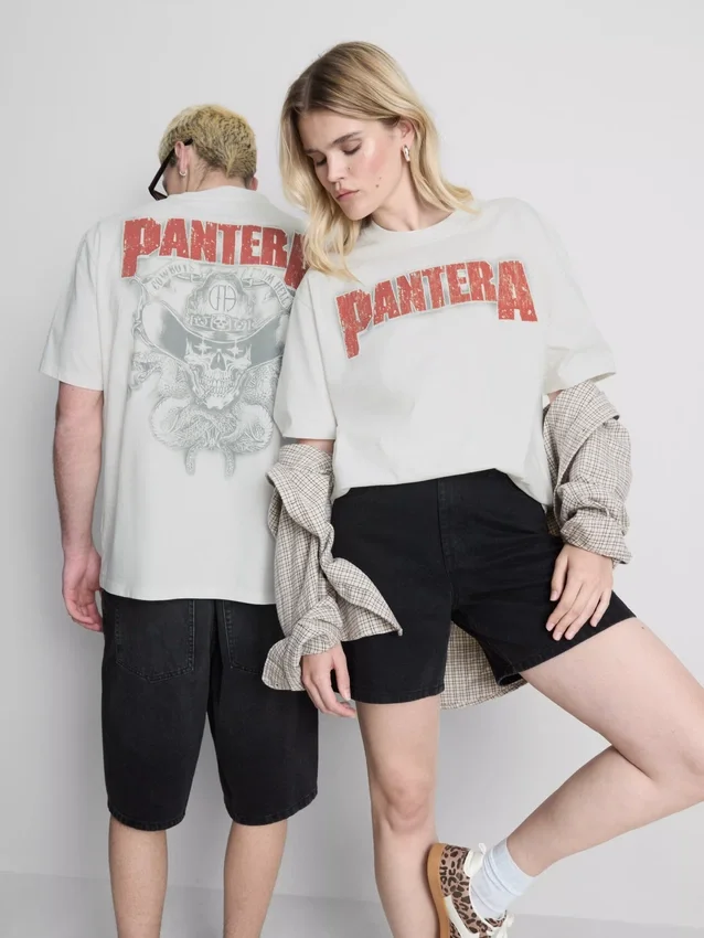 Pantera-grafiikalla varustettu T-paita