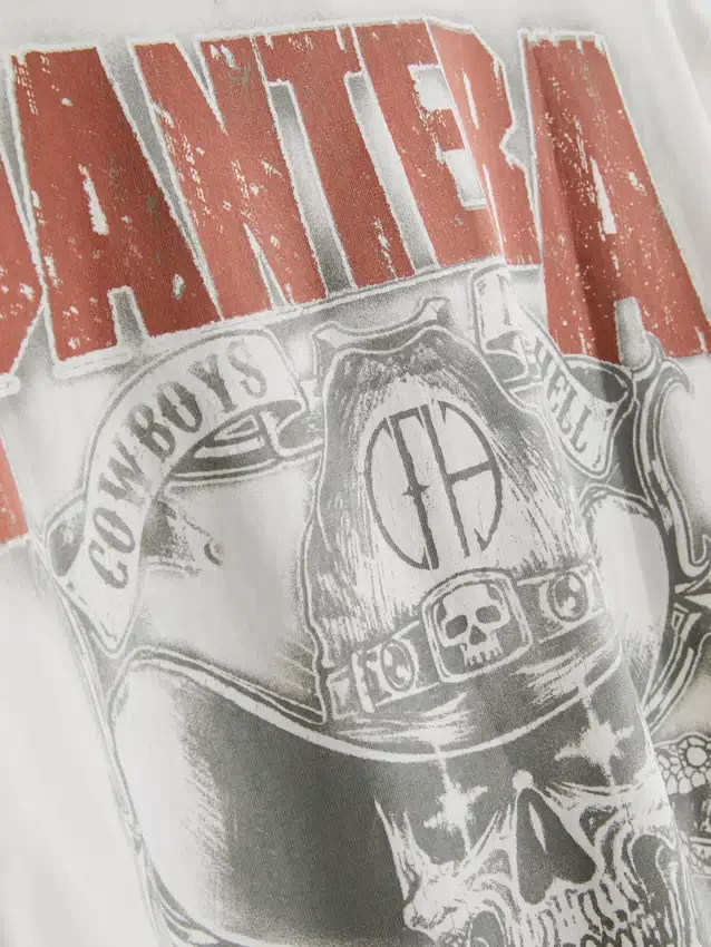 Pantera-grafiikalla varustettu T-paita