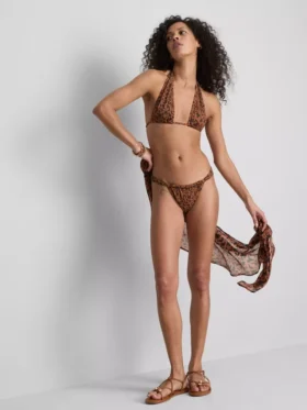 Paula Echevarría -leopardikuvioiset kimaltelevat bikinialushousut