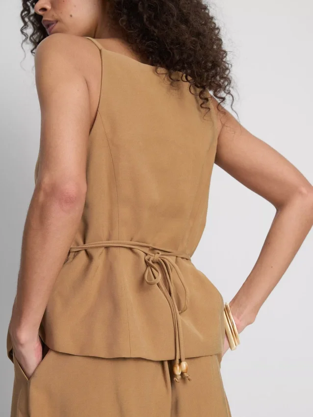 Paula Echevarría -liivi, jossa peplum-helma