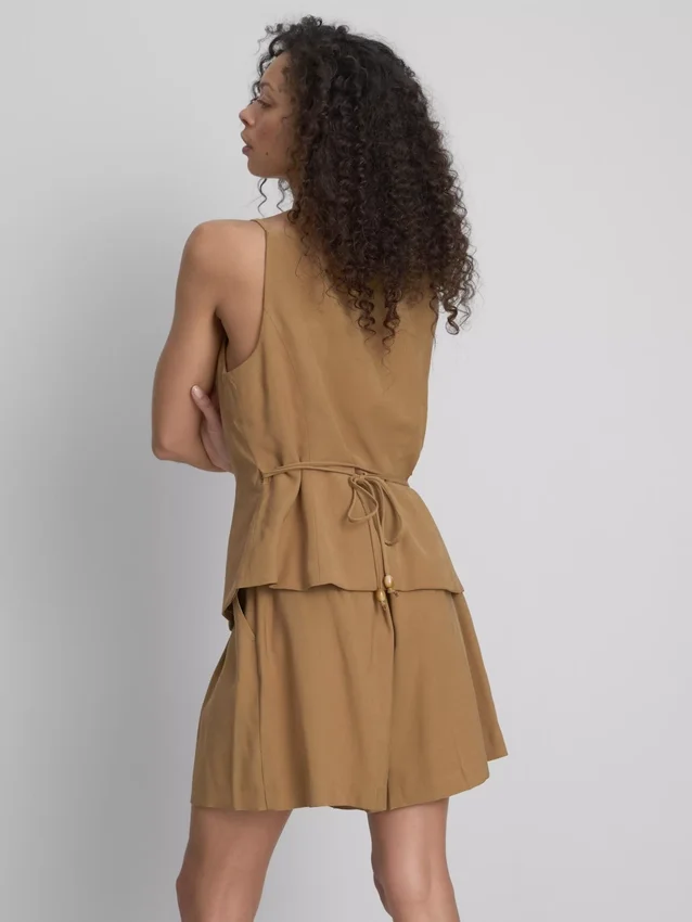 Paula Echevarría -liivi, jossa peplum-helma
