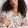 Paula Echevarrían paisley-kuvioinen, rypytetty satiinikauluspaita napit edessä