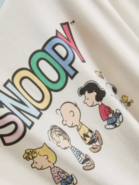 Peanuts-sarjan Snoopy-hahmolla koristeltu pyjama