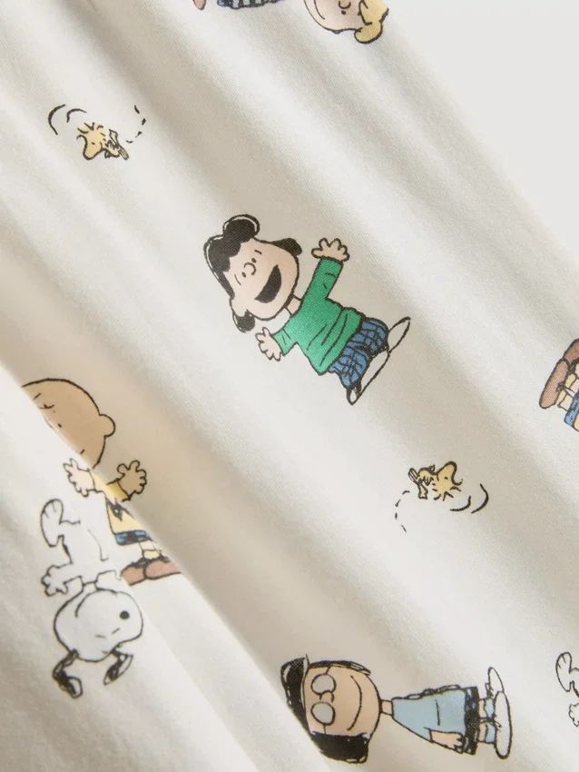 Peanuts-sarjan Snoopy-hahmolla koristeltu pyjama