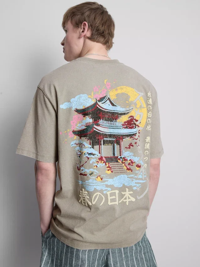 Pesetty japanilaisaiheinen graafinen t-paita