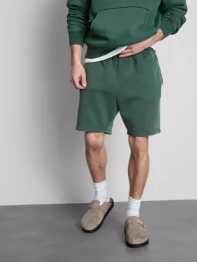 Pestyjä joustavia shortsseja