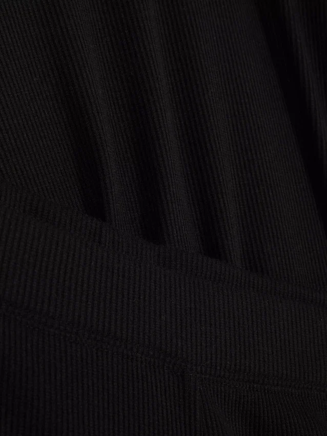 Pitkähihainen paita ja verryttelyhousut sisältävä pyjamasetti