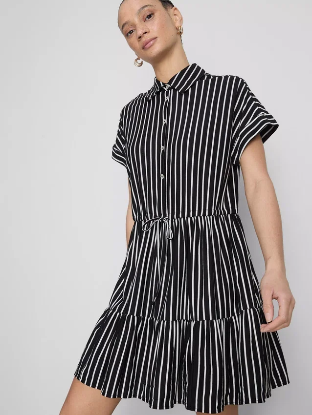 Porrastettu raidallinen minipaita-mekko