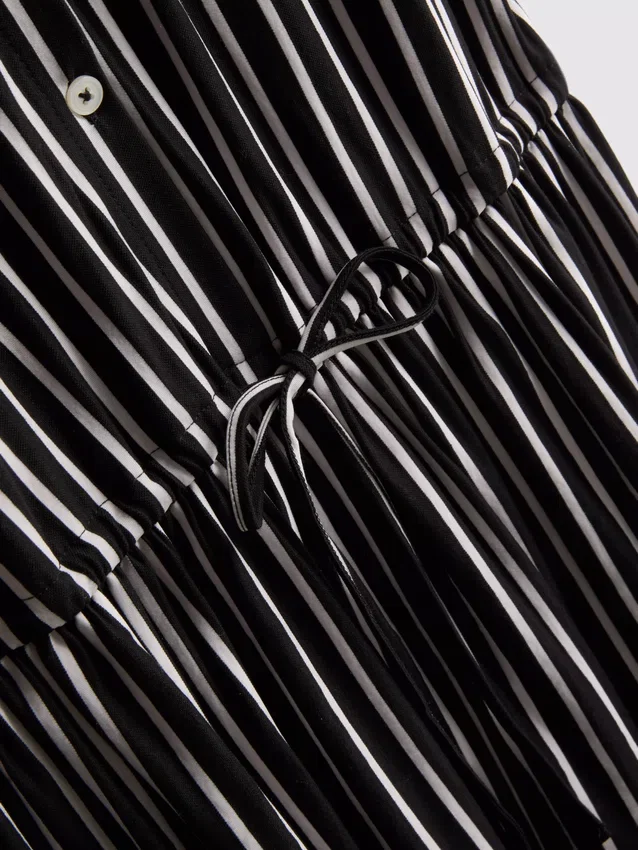 Porrastettu raidallinen minipaita-mekko