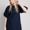 Puuvilladenim-minimekko, jossa on pussihihat