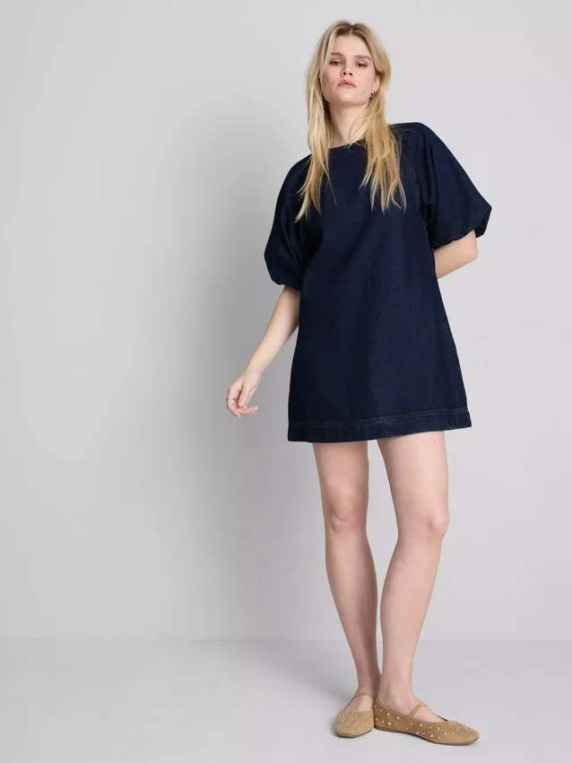 Puuvilladenim-minimekko, jossa on pussihihat