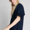 Puuvilladenim-minimekko, jossa on pussihihat