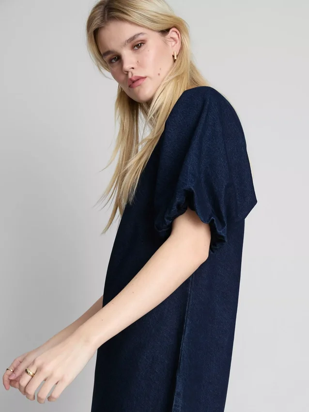Puuvilladenim-minimekko, jossa on pussihihat