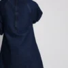 Puuvilladenim-minimekko, jossa on pussihihat